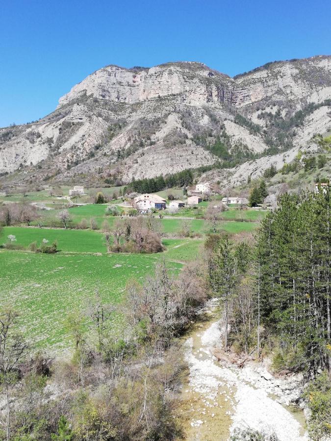 Le Petit Nid Douillet Panzió Trescléoux Kültér fotó